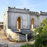Una villa in pietra che sembra un piccolo castello
